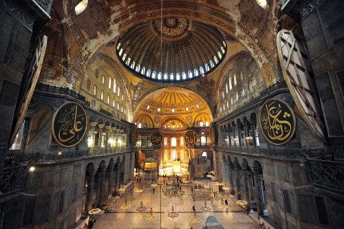 Santa Sofia, la clava religiosa per l'ultima provocazione di Erdogan: la vuole moschea