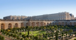 Francia, Macron pensa di convocare il Congresso a Versailles