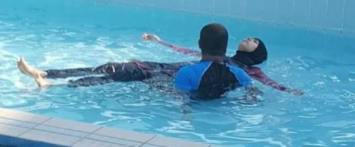I soliti tedeschi: sì al burkini in piscina