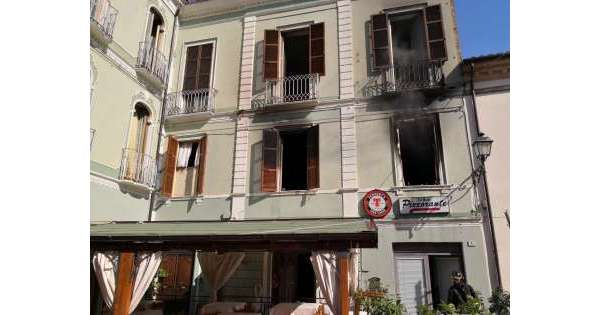                      Incendio in albergo, in salvo 4 persone          