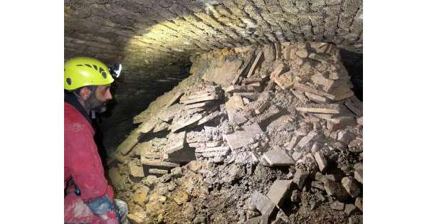                       Sotto Piazza San Giustino con speleologi          