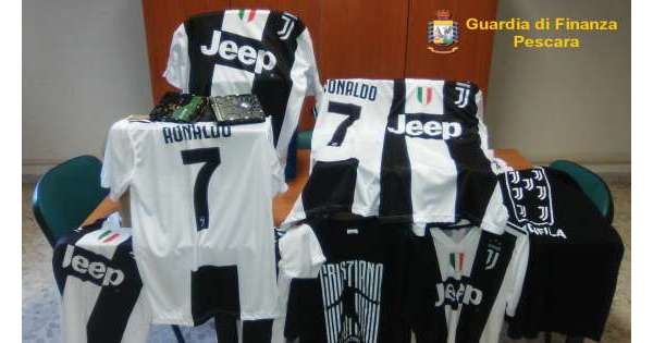                      Magliette CR7 false sequestrate da Gdf          