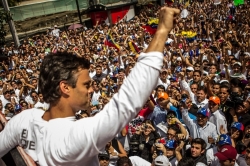 Venezuela, il leader temuto da Caracas ai domiciliari, ma le opposizioni non si fermano