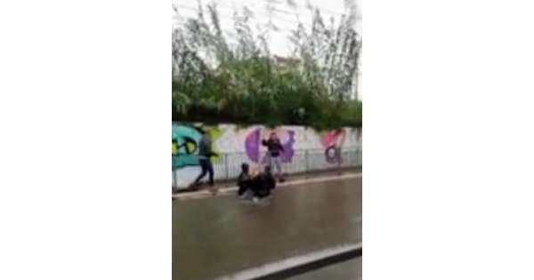                        Si tuffa nel sottopasso e salva donna          