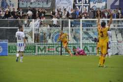 Pescara, primo ko stagionale: e il Benevento si fa sotto