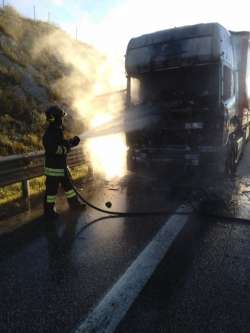                     Camion in fiamme su A25, nessun ferito          