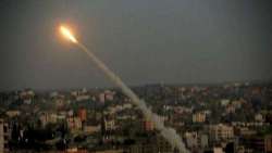 Gaza bombarda, 300 razzi su Israele: è guerra infinita