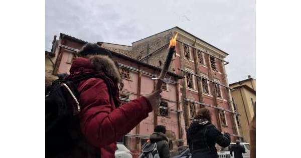                        Sisma L'Aquila: marcia donne da Prefetto          