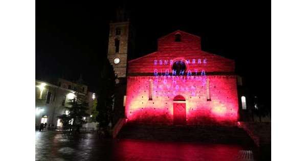                       Monumenti illuminati e panchine rosse          