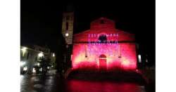                       Monumenti illuminati e panchine rosse          