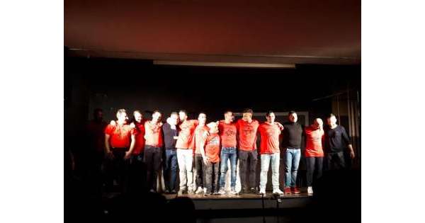                         Insinna in teatro con detenuti, applausi          