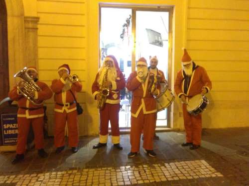 Chieti, Babbi Natale Musicisti Itineranti il 24 dicembre