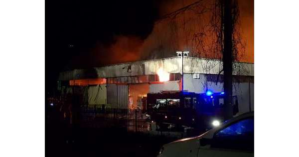                        Incendio distrugge deposito bevande          