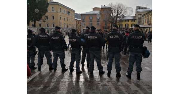                       Salvini a Teramo contestato in piazza          