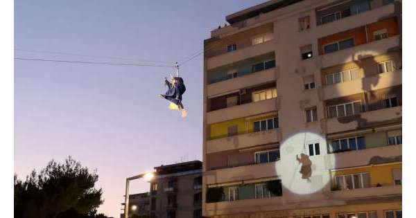                      Spettacolare arrivo Befana a Pescara          