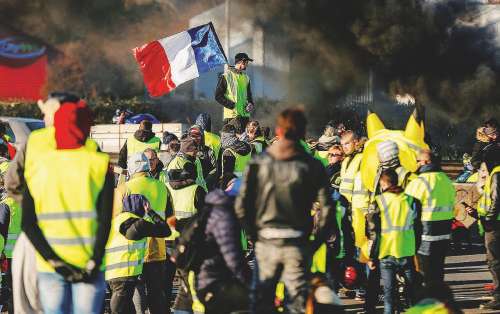 Altro colpo per Macron: i gilet gialli diventano un partito
