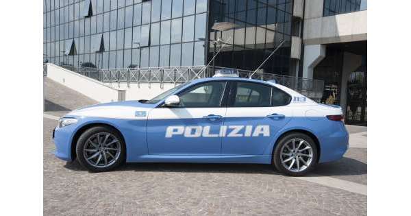                        Con motosega contro casello, via patente          