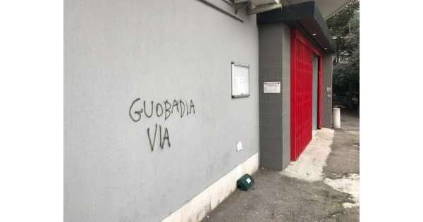                     Scritta razzista sede Cgil Pescara          