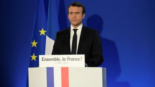 Doppio colpo del presidente francese Macron all'Italia