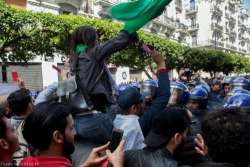 Studenti algerini in piazza: basta con Bouteflika